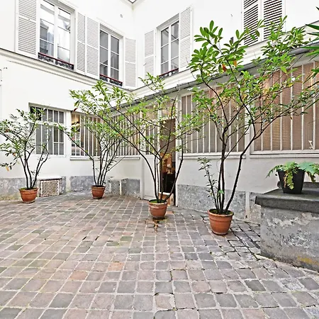 Newly Renovated 2p- Elysee St-honore Apartment *