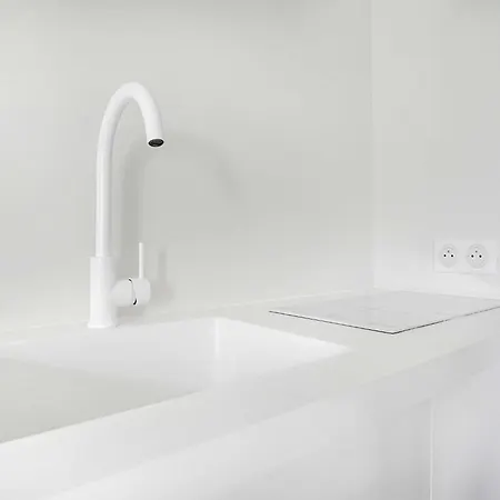 Newly Renovated 2p- Elysee St-honore