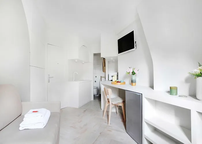 Newly Renovated 2p- Elysee St-honore *