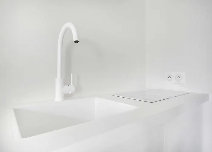 Newly Renovated 2p- Elysee St-honore